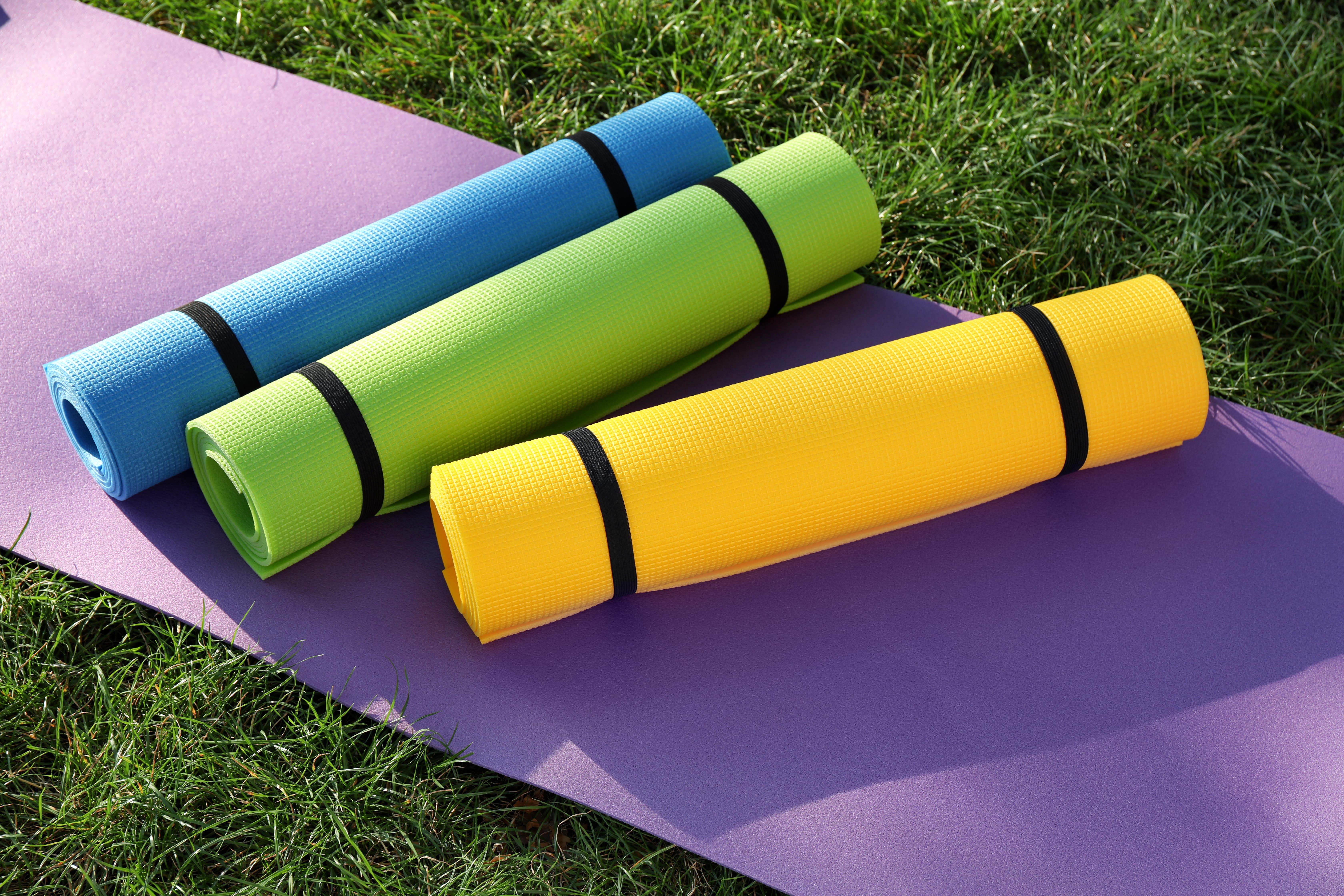  bright-exercise-mats-fresh-green-grass-outdoors-min