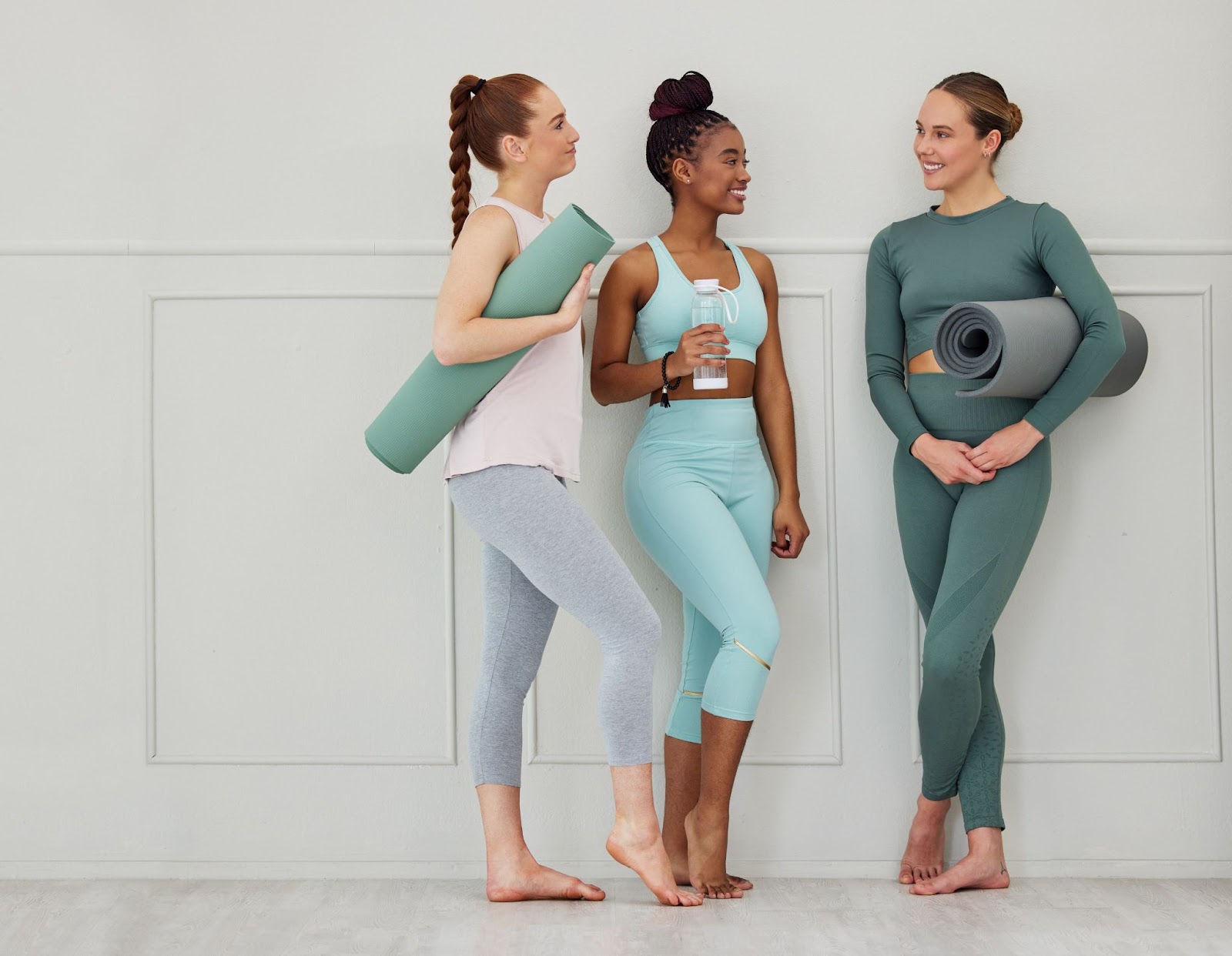 Joga dla 3 osób: trzy osoby z matami do jogi | Yoga Bazar