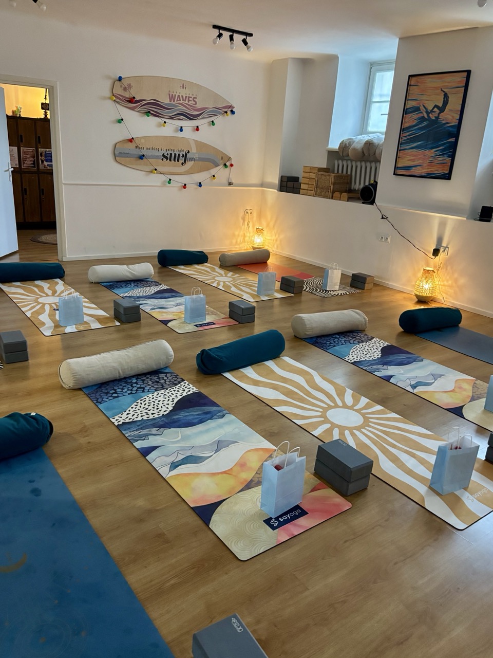 Maty do jogi Sayoga, bolstery i klocki na sali Błoga Yoga