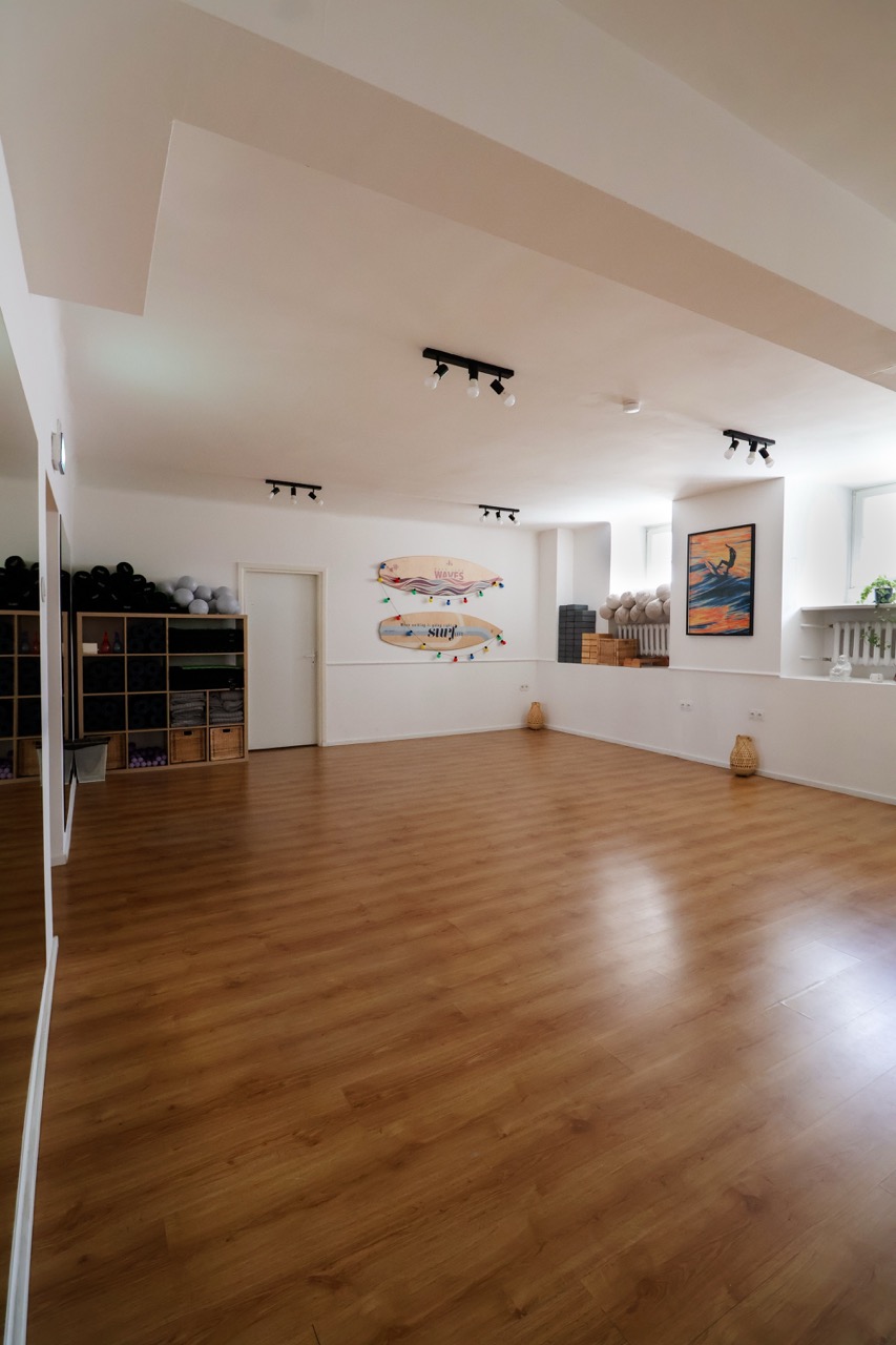 Sala do jogi w Błoga Yoga – studio jogi na Powiślu w przedwojennej kamienicy