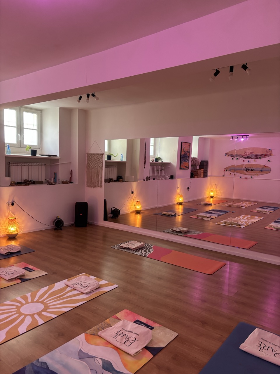 Sala przygotowana na warsztaty w Błoga Yoga – zajęcia jogi na Powiślu