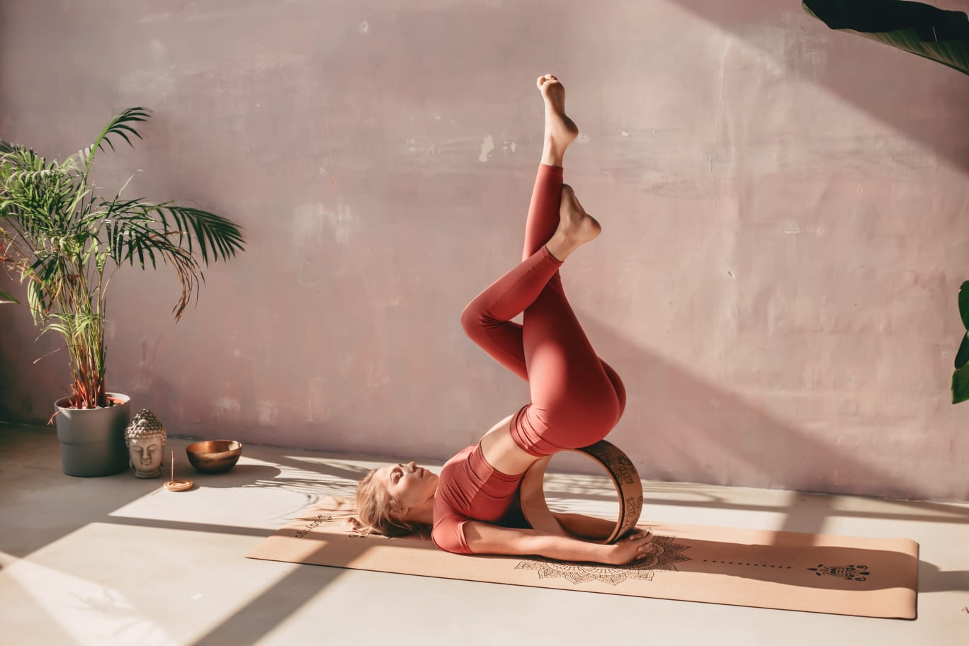Ćwiczenia z kołem do jogi – wszystko co musisz wiedzieć o yoga wheel session!