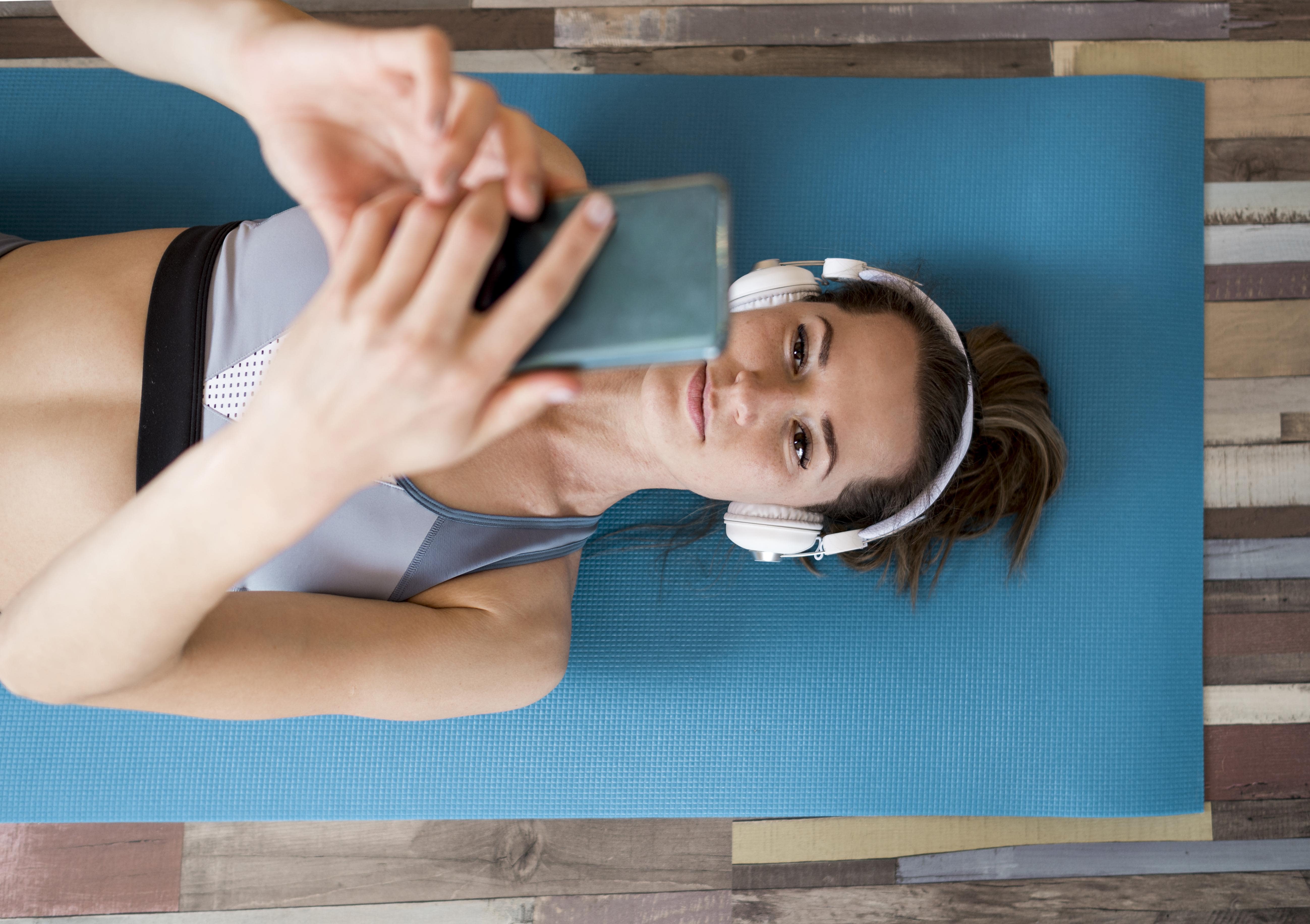 Podcasty o jodze: Jak wybrać najlepsze, aby wzbogacić swoją praktykę i życie?