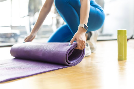 Mata do jogi kauczukowa vs z TPE – którą wybrać do swojej praktyki?