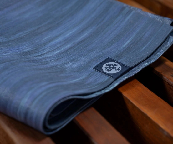 Podróżna mata do jogi Manduka eKO SuperLite Travel 1.5mm - Blue Moon Marble