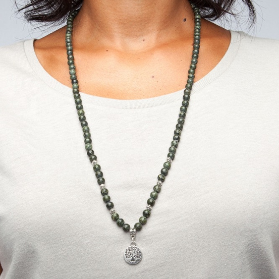 Duża bransoletka mala z zielonego serpentynu z symbolem drzewka szczęścia