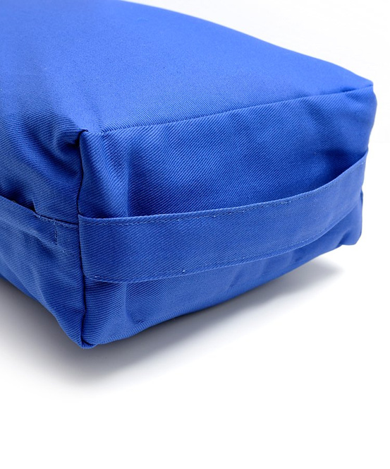 Niebieski bawełniany bolster do jogi – naturalny płaski wałek z łuską gryki