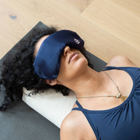 Woreczek na oczy satynowy z lawendą granatowy