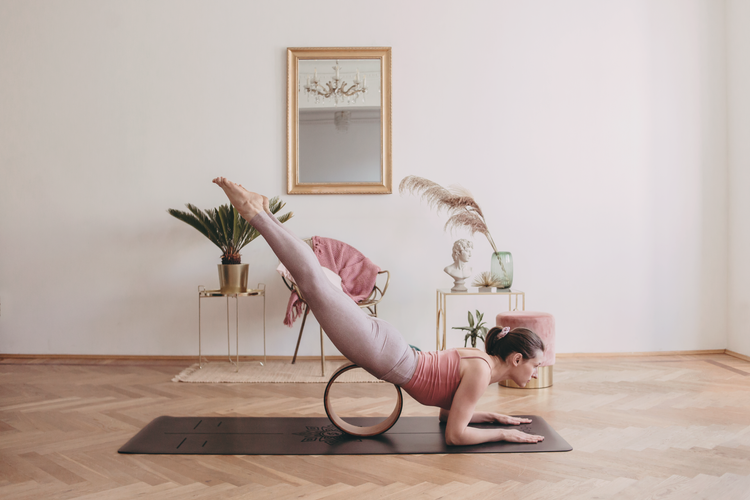 Ćwiczenia z kołem – wszystko co musisz wiedzieć o yoga wheel